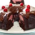 Chocolate Fudge Bundt Cake with Raspberry-Cream[...]