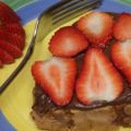 Pound Cake Slices With Nutella and Fresh[...]