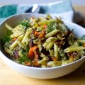 pasta salad with roasted carrots and sunflower[...]