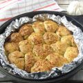 Easy Garlic n Thyme Pull Apart Bread with NO[...]