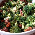 Broccoli salad with crisp bacon bits Recipe