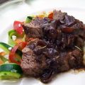 Beef Tenderloin With Caramelized Onions & Red[...]